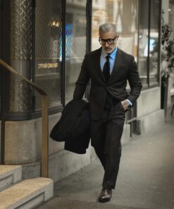 Traje gris carbón con camisa azul clara y corbata negra